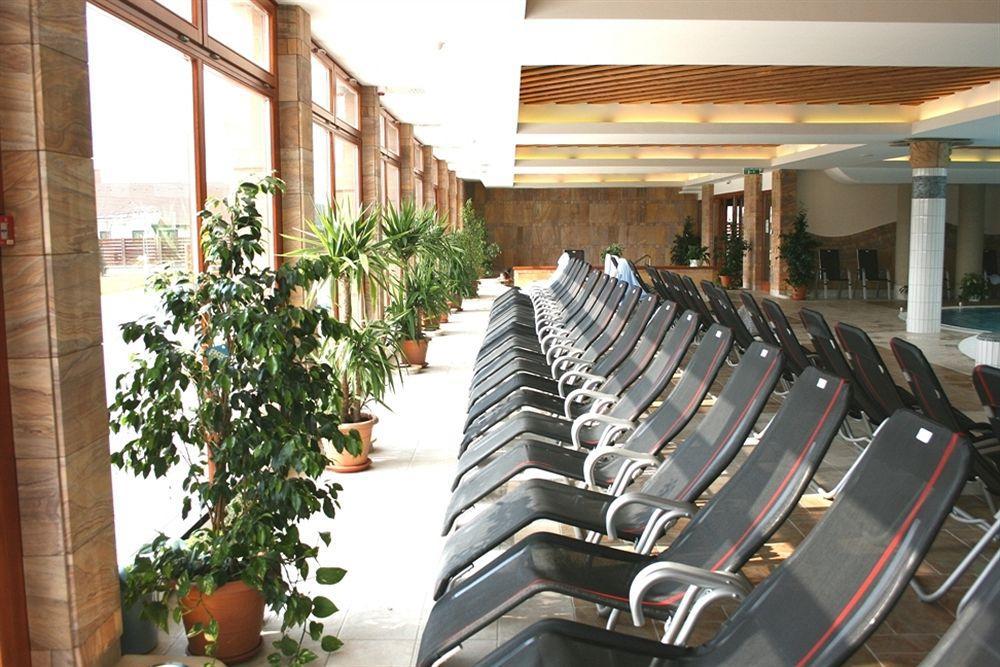 Aquarell Hotel Cegled Exterior photo